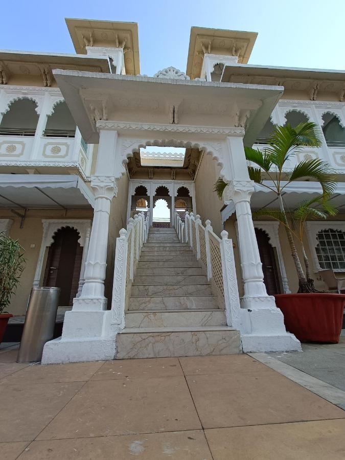 Hotel Gautam Lonavala Kültér fotó
