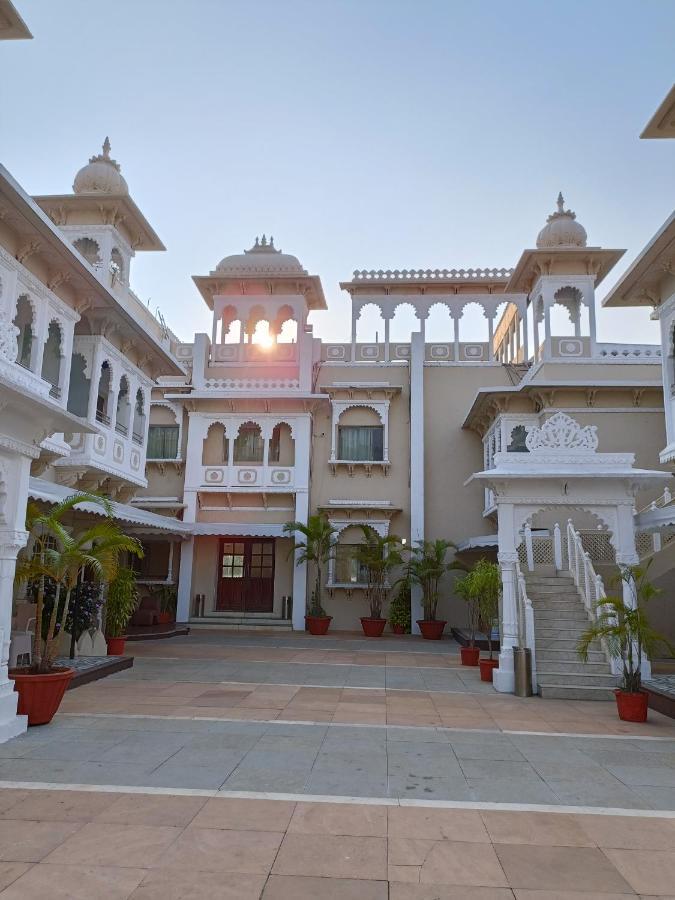 Hotel Gautam Lonavala Kültér fotó