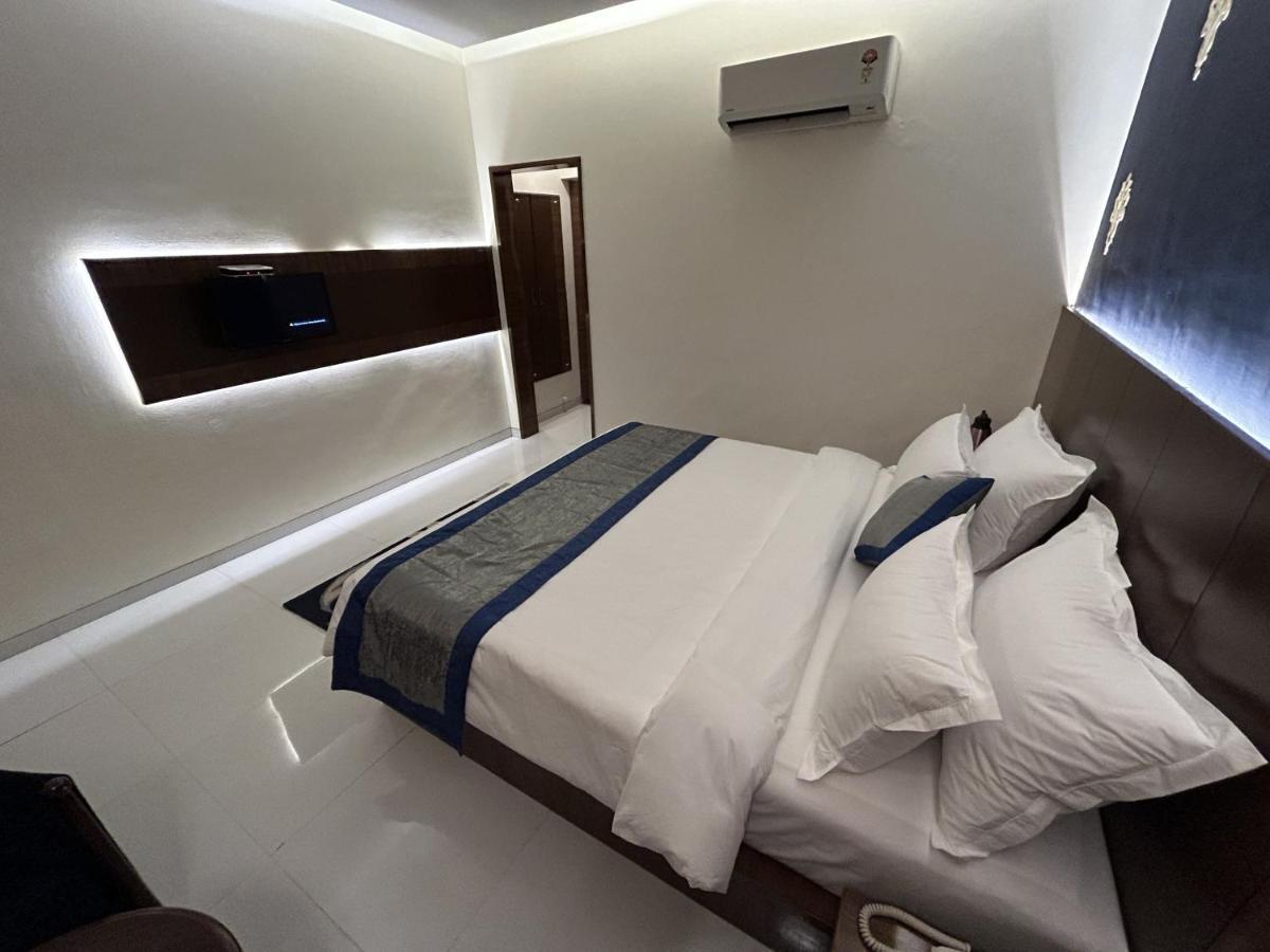 Hotel Gautam Lonavala Kültér fotó