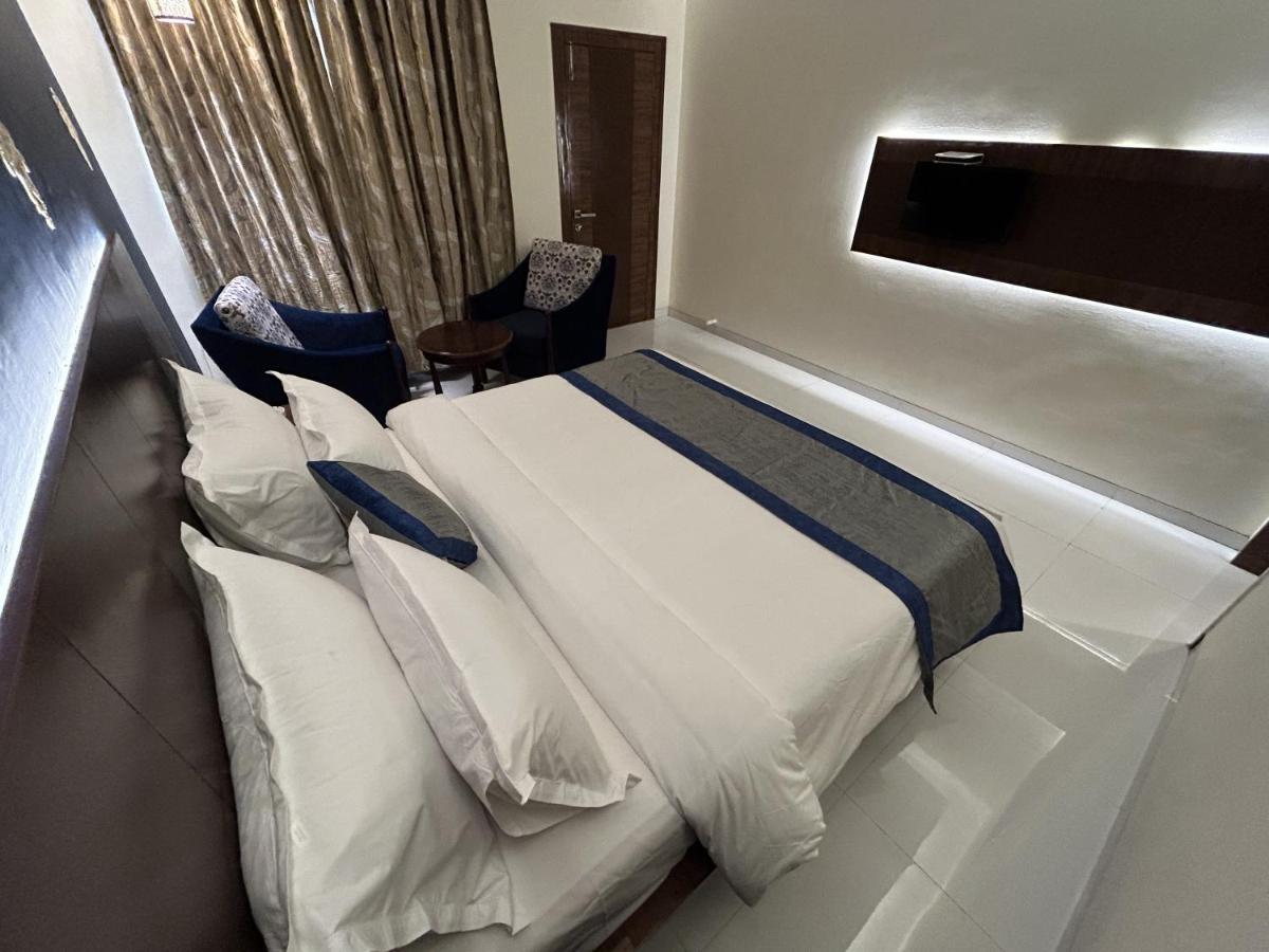 Hotel Gautam Lonavala Kültér fotó